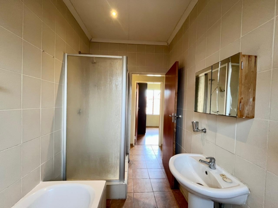 To Let 4 Bedroom Property for Rent in Waterval East North West